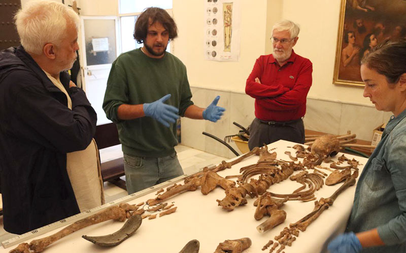 El nieto de Augusto Curty, asesinado por los franquistas en Cádiz, entrega muestras de ADN para certificar la identidad de sus posibles restos