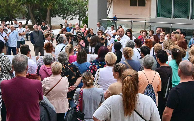 La plataforma Ahora Cádiz protesta ante Eléctrica de Cádiz: “somos los que estamos pagando la luz más cara de España”