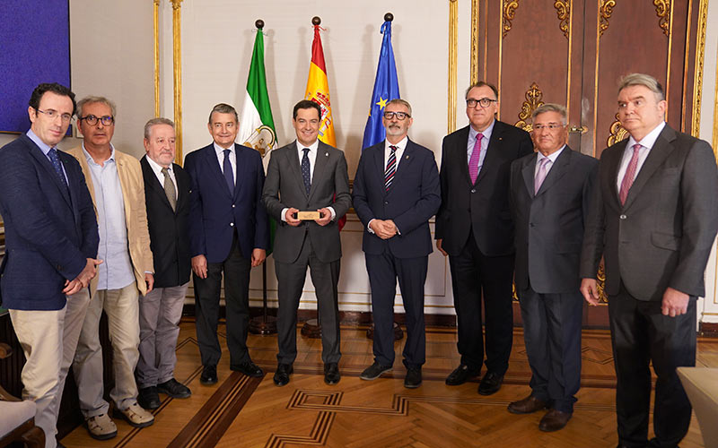 Moreno Bonilla vuelve a apoyar el sueño del Carnaval de Cádiz como Patrimonio Inmaterial