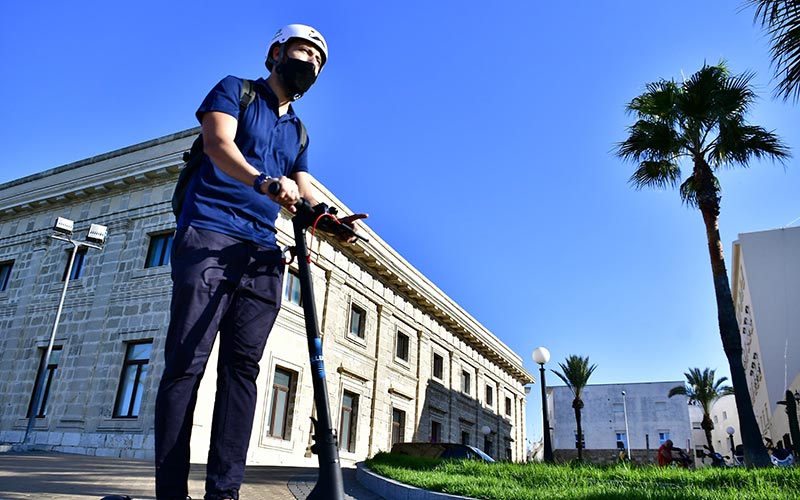 Jóvenes usuarios de transportes públicos en la Bahía de Cádiz podrán recurrir a patinetes eléctricos de alquiler con descuentos