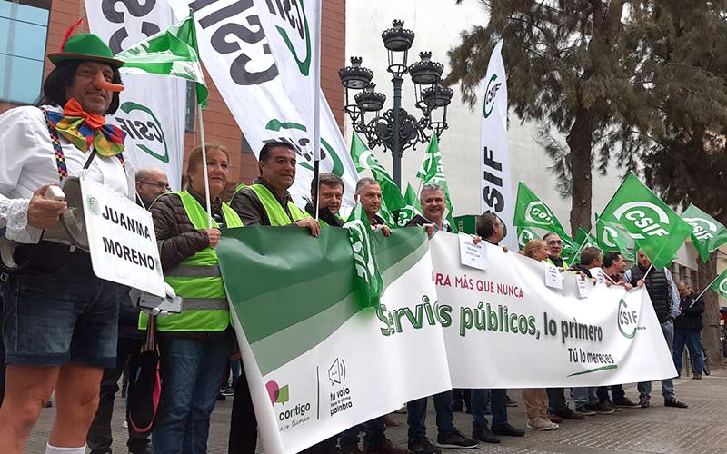 Protesta de CSIF ante la Junta en Cádiz exigiendo “servicios públicos de calidad”