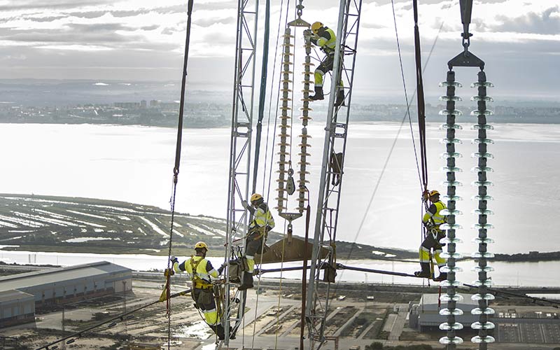 El cambio del cableado de alta tensión de las torres de la Bahía de Cádiz, en tiempo récord