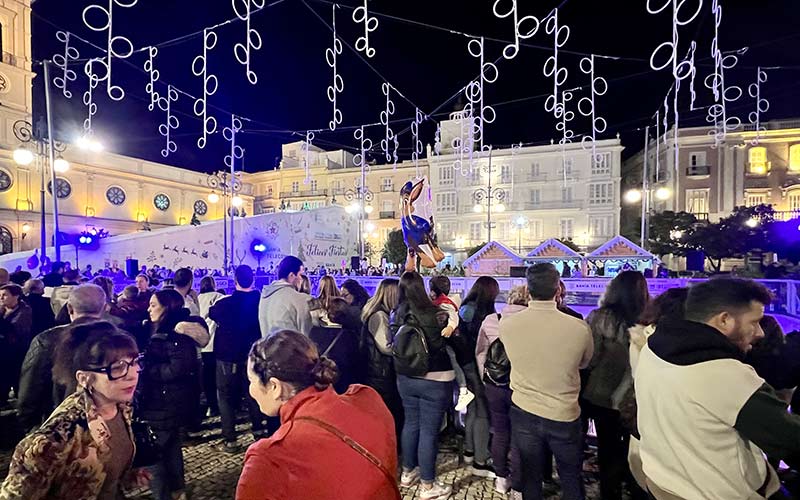 El encendido del alumbrado navideño en Cádiz se aplaza al lunes; no se ha completado el montaje