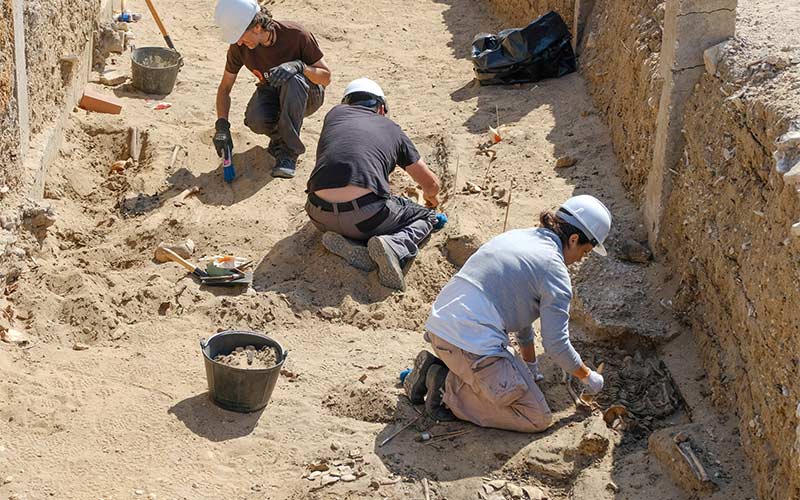 La exhumación de asesinados del franquismo en el cementerio de San José, en un documental