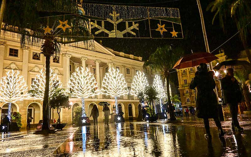 La Navidad en Cádiz se ‘enciende’ bajo la lluvia