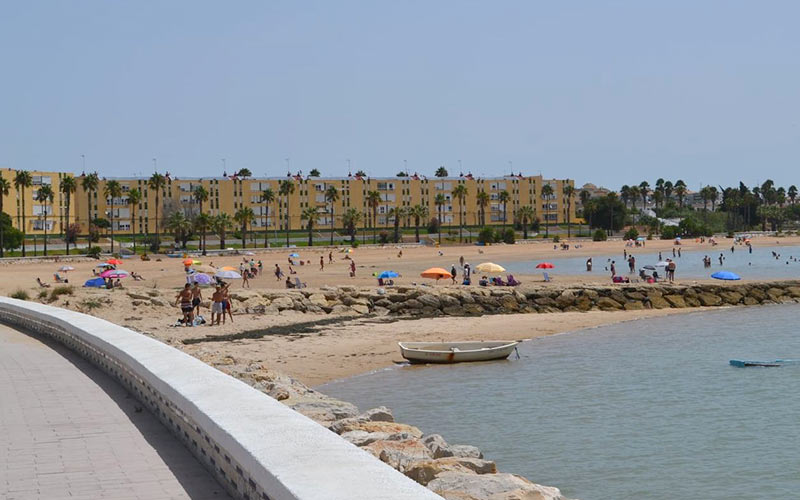 El Consistorio puertorrealeño estudiará si mantener la prestación directa del servicio de limpieza de playas o apostar por su privatización