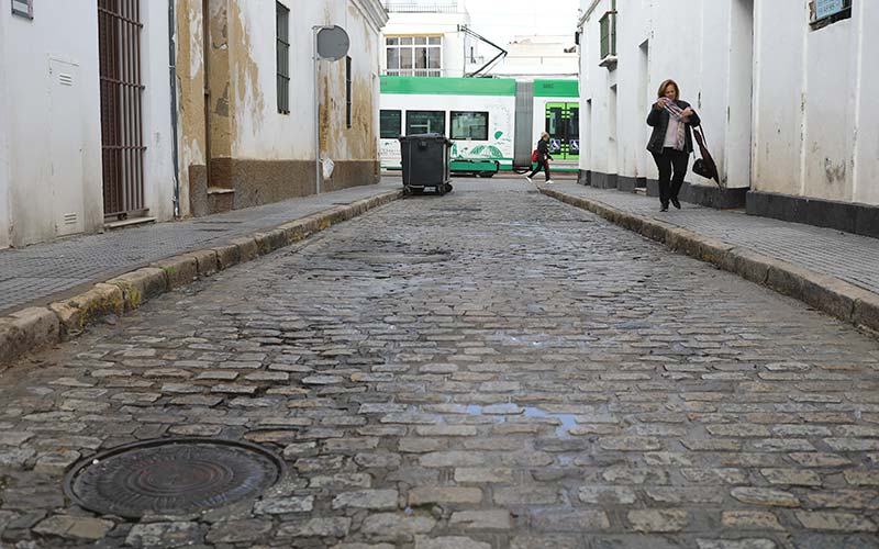La envejecida y transitada calle Almirante Cervera se somete a obras de reurbanización