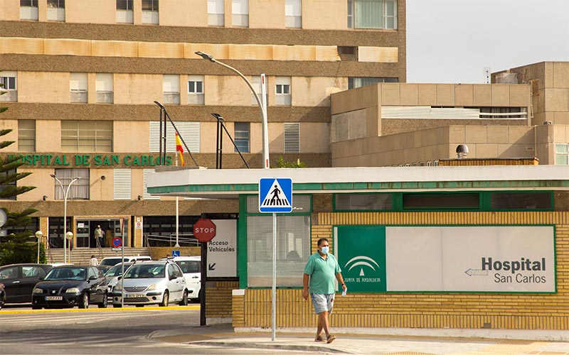 Crece el malestar por la cafetería del Hospital de San Carlos: precios elevados, productos escasos y horarios limitados