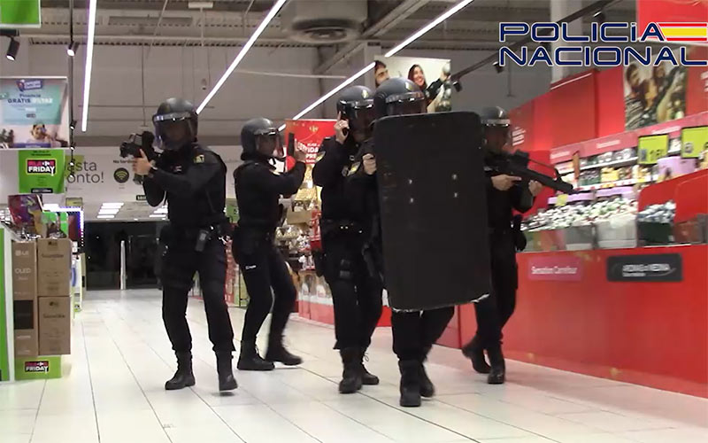 Dos hombres agreden indiscriminadamente con un machete a clientes en el centro comercial El Paseo, en un simulacro policial