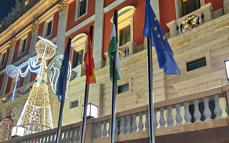 Las banderas ya ondean en el Ayuntamiento de San Fernando, casi dos años después de su reapertura