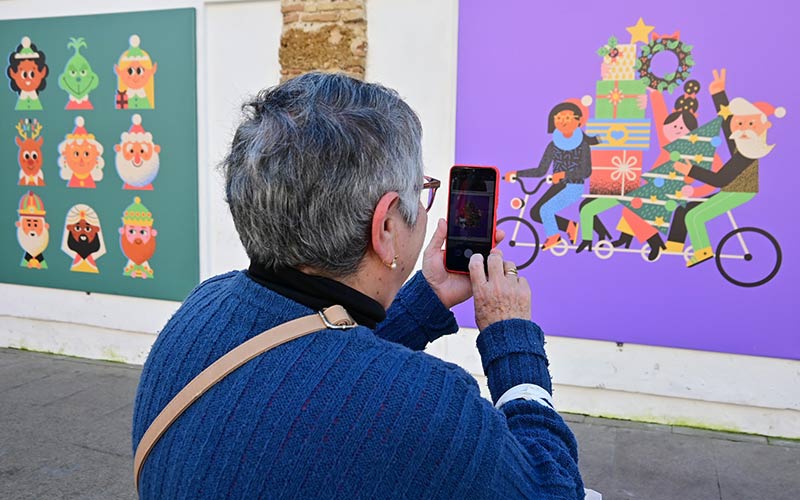 Alegría y color en los muros de la plaza de Cádiz para acompañar las navidades