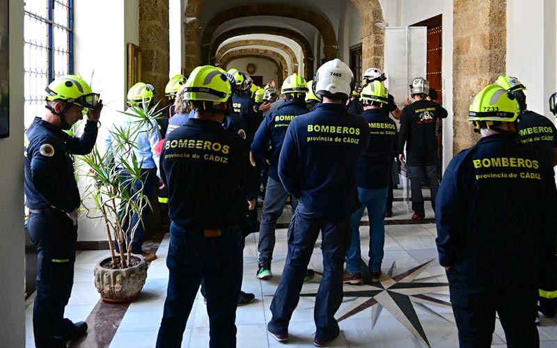 Bomberos gaditanos ‘entran’ en la Diputación para denunciar la “falta de personal” y el Consorcio responde viendo un “asalto trumpista”