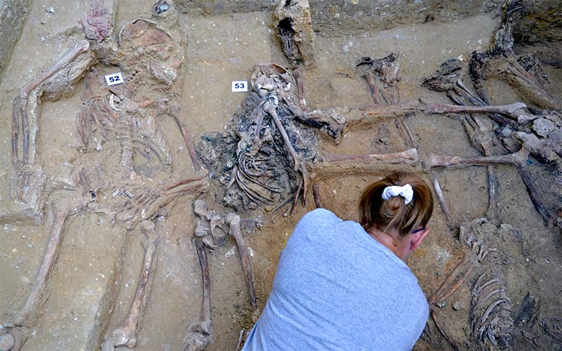 Amede trabaja en el complejo proceso de identificación de los restos de víctimas del franquismo hallados en el cementerio isleño