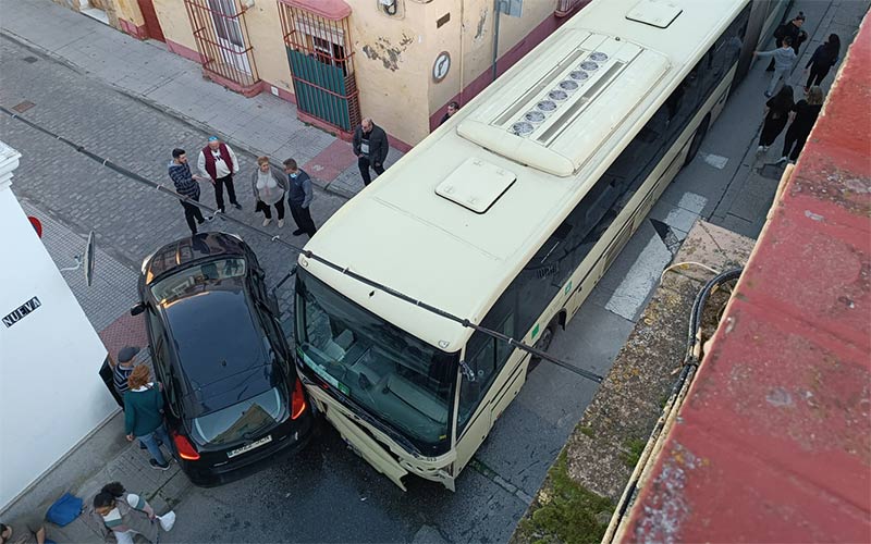 Accidente entre un autobús y un turismo en Teresa de Calcuta; el pleno acordó hace meses liberar esta calle del transporte público