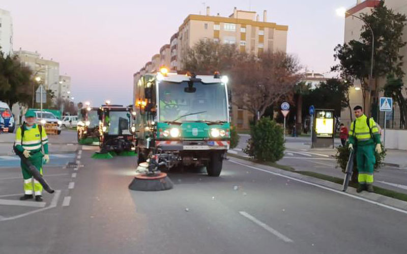 El operativo especial de la contrata de basuras en San Fernando recoge “en apenas 11 horas” todos los restos de los Reyes