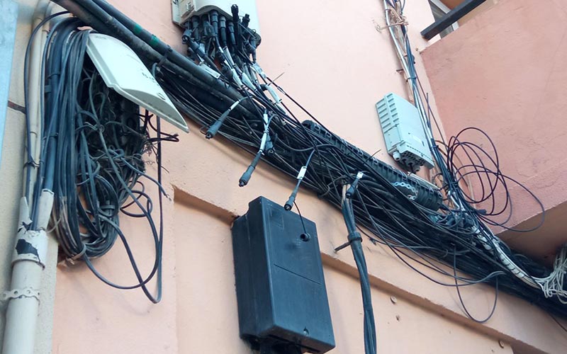 El cableado en las fachadas de muchos edificios de San Fernando: entre lo antiestético e incluso lo peligroso, advierte IU