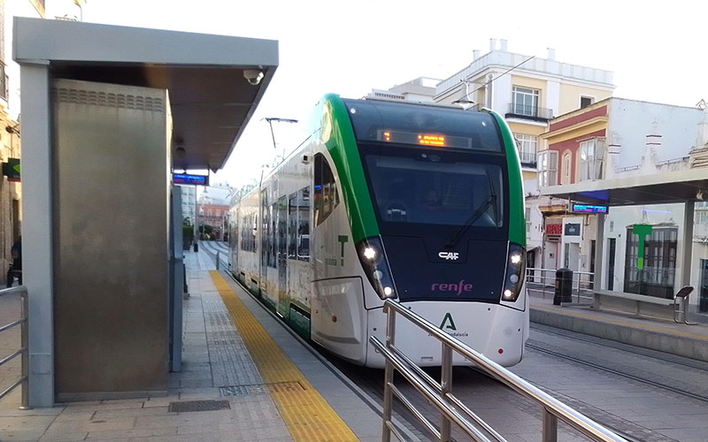 Paradas y postes de catenaria del TramBahía contarán con dispositivos para monitorizar la calidad del aire