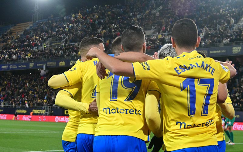 El Cádiz gana en todo al Girona