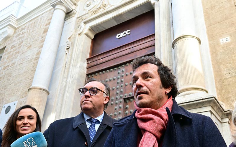 El alcalde enseña “en primicia” al consejero de Cultura cómo está quedando la Casa del Carnaval, cuya apertura se baraja para abril