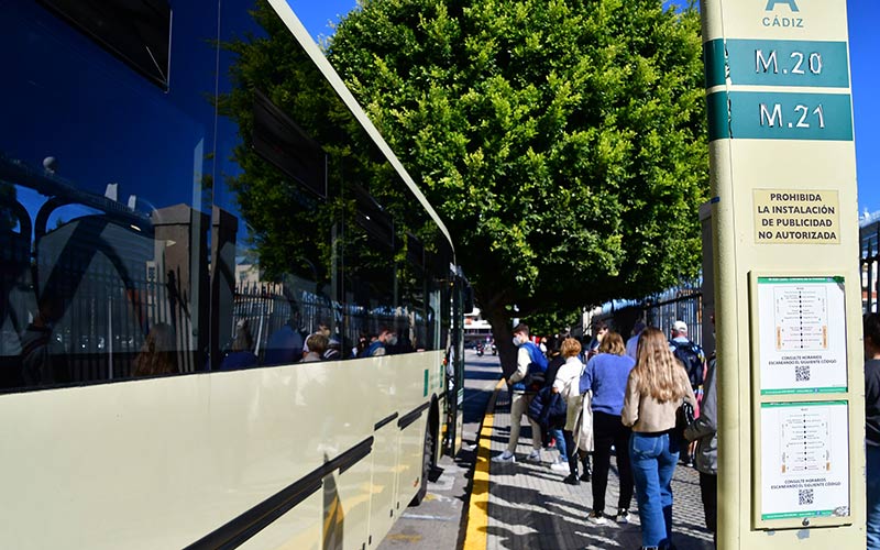 Al Carnaval de Cádiz se viene en autobús, tren, tranvía o catamarán; ampliados horarios y plazas