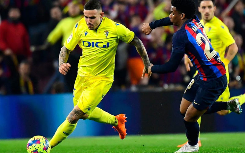Una pájara antes del descanso condena en el Camp Nou a un buen Cádiz