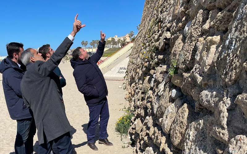 Costas ya actúa sobre las murallas de Cádiz