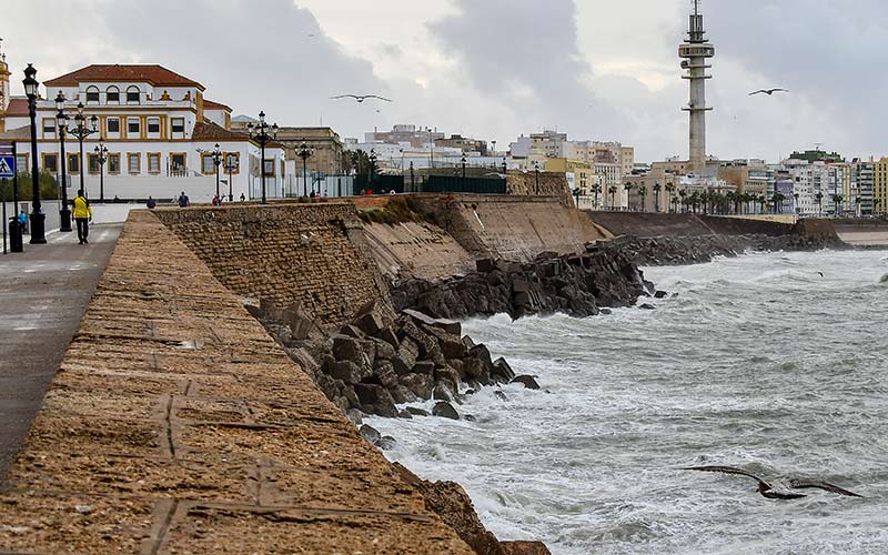 Torres (PSOE) promete que si es alcalde trabajará para que las murallas de Cádiz sean declaradas Patrimonio de la Humanidad