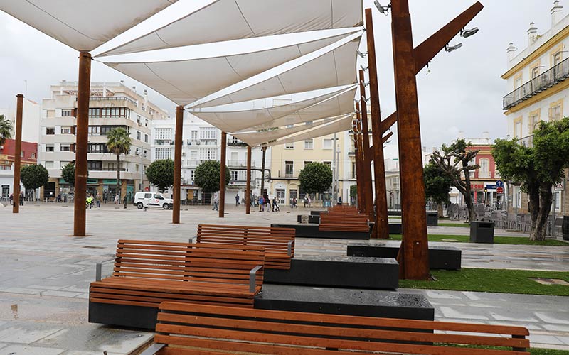 Aún no se ha terminado la nueva plaza del Rey; los toldos darán sombra “al 48% del espacio”