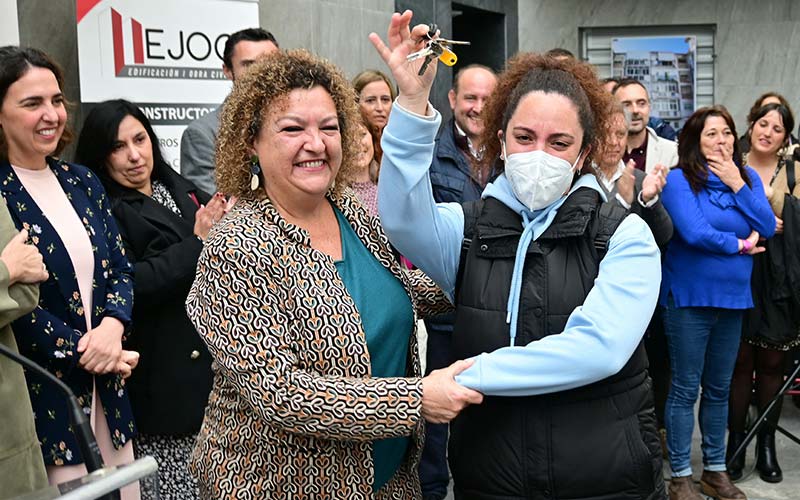 Viviendas sociales “a la vanguardia de la eficiencia energética”; 28 familias gaditanas reciben la llave de su “hogar” en Doctor Marañón