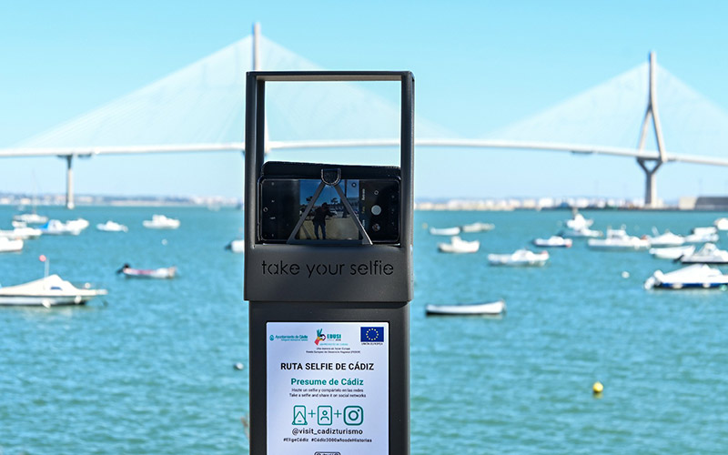 La flamante Ruta Selfie en el paseo de la Bahía “invita a quienes tomen su foto a convertirse en embajadores de Cádiz por el mundo”