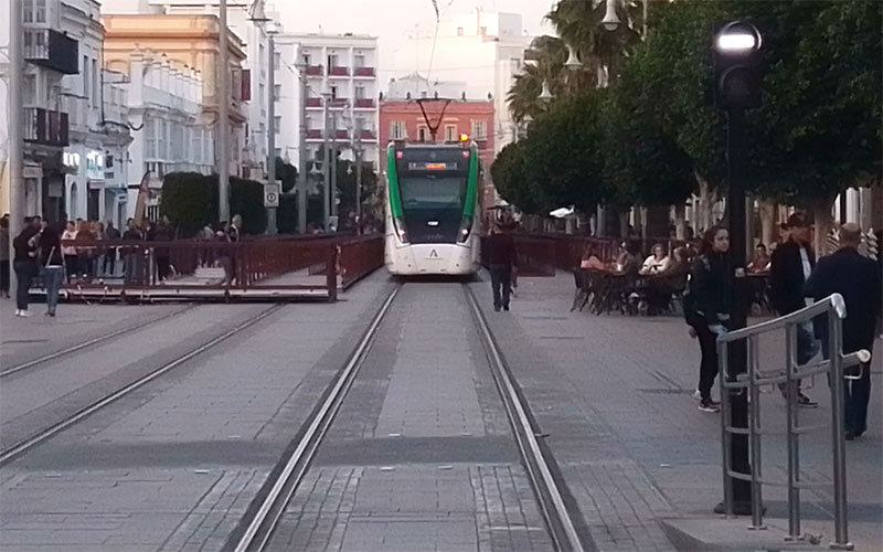 El TramBahía se ‘adapta’ durante la Semana Santa a la carrera oficial de San Fernando