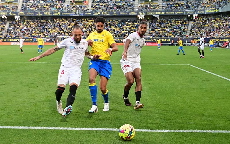 Un pésimo Sevilla con más fortuna que el Cádiz