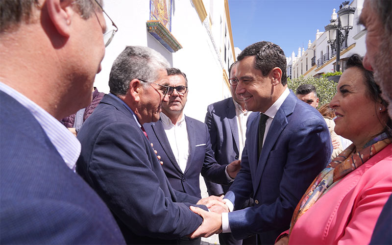 El presidente andaluz visita Chiclana preocupado por la virgen afectada por un incendio, pero evita abordar con el alcalde “los asuntos pendientes”