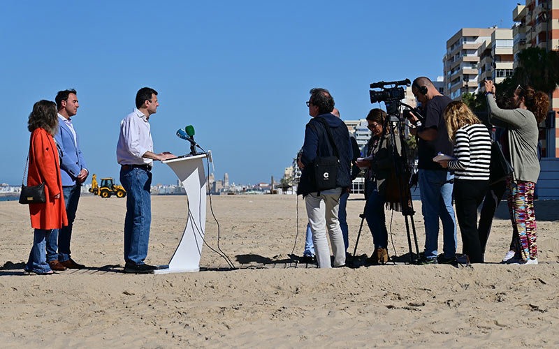 El PP quiere “todo el año” unas playas de Cádiz “más seguras y limpias, y con más actividades”; promete volver a encender los focos