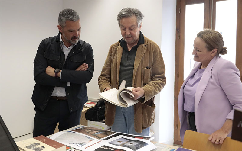 El archivo documental donado por Benítez Reyes se expondrá en la biblioteca ‘Poetas Andaluces’