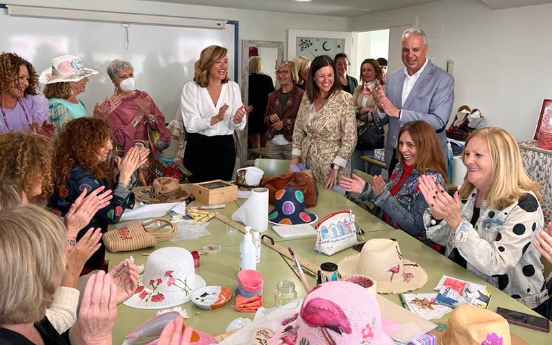 La ministra Pilar Alegría conoce de cerca la escuela de adultos María Zambrano