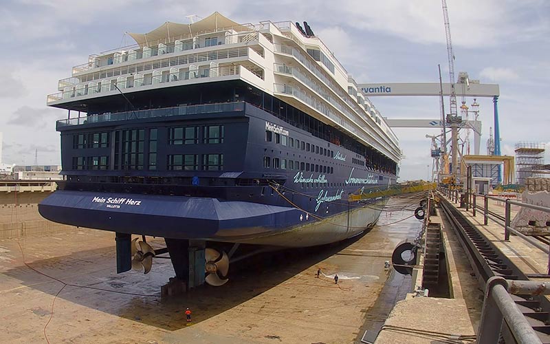 Entra en el astillero de Puerto Real como Mein Shift Herz y saldrá en un mes como el flamante crucero Marella Voyager