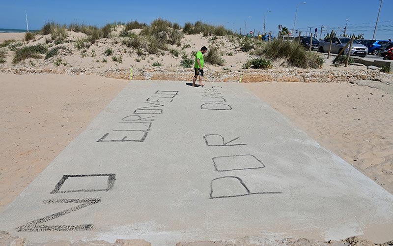 “Han echado ya una torta de cemento”: el Ayuntamiento amplifica la alarma ante el “atentado ecológico” en la playa de Cortadura