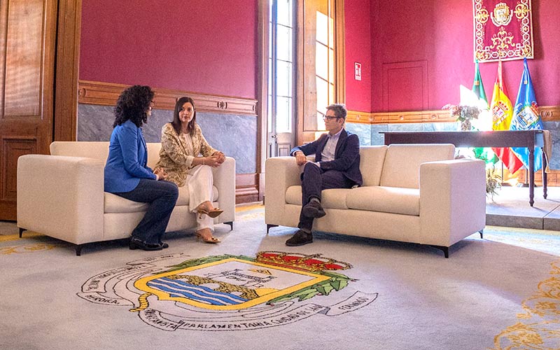 El ministro de la Presidencia se compromete a impulsar la candidatura de San Fernando a sede de la Conferencia Mundial de Libertad de Prensa