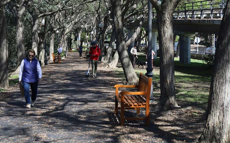 La instalación en San Fernando de mobiliario urbano “sostenible” ha permitido dar uso a 60 toneladas de plástico reciclado