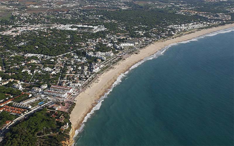 Las playas chiclaneras apenas han perdido arena tras el invierno