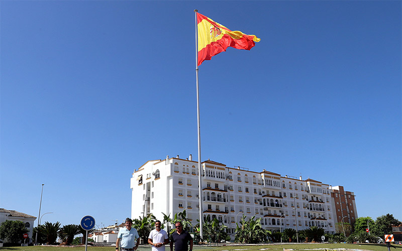 ‘Plantadas’ en rotondas de Jerez las banderas de España y Andalucía