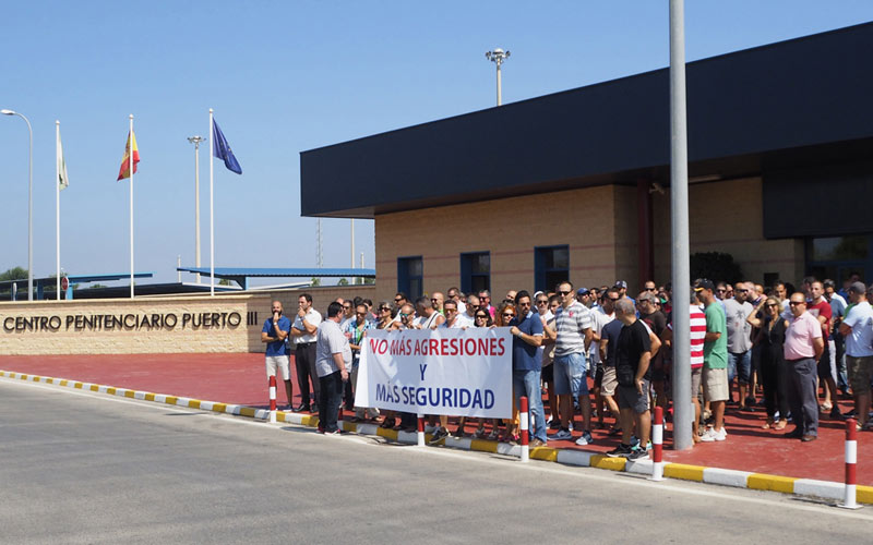 Apenas 60 funcionarios se encargan cada día de vigilar a casi 1.300 internos en Puerto III, la cárcel más ‘poblada’ de España