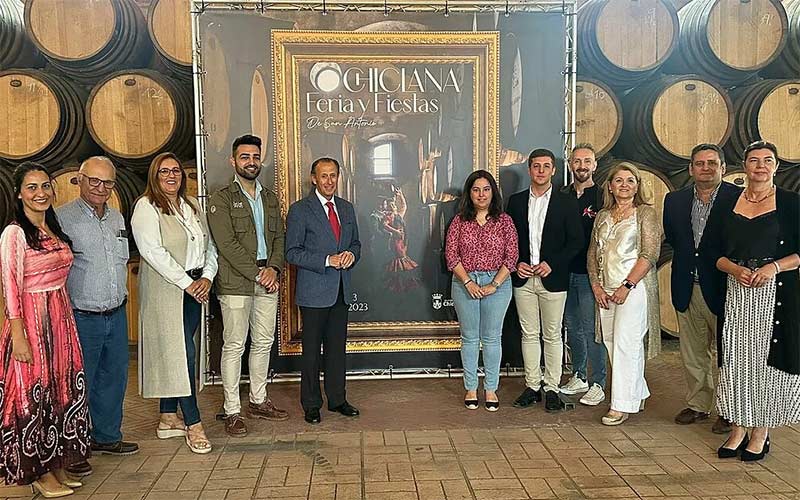 Una pareja flamenca entre botas de vino anuncia la próxima Feria de San Antonio de Chiclana