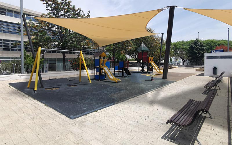 Torres (PSOE) se marca como una prioridad si llega a la Alcaldía el mantener “en perfecto estado y con toldos” los parques infantiles