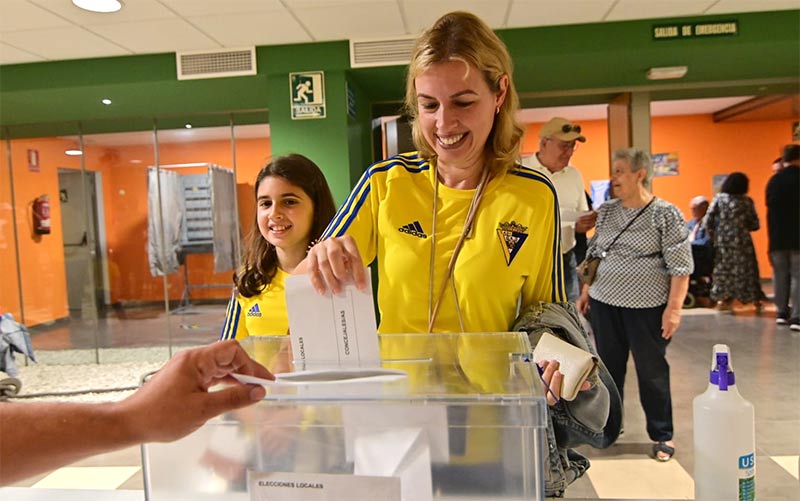 La participación a dos horas del cierre de urnas crece 3 puntos en la Bahía con respecto a 2019