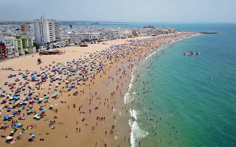 Las playas de Rota, operativas casi al cien por cien con la llegada del mes de junio