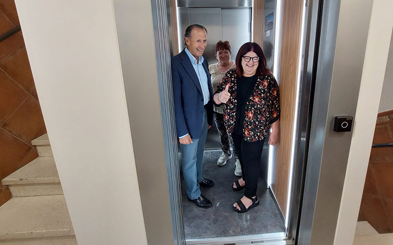 Más de 200 viviendas municipales de La Carabina estrenan ascensores