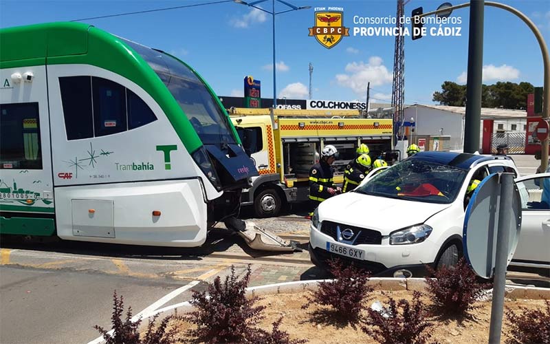 Choque entre el tranvía y un coche en Chiclana