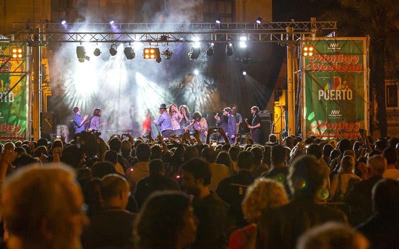 El centro de El Puerto se sumerge en un “oasis musical” gracias al Alhambra Monkey Weekend: “para todos los gustos, para todos los oídos”